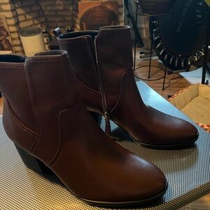 SOUL Naturalizer Rich Brown Ankle Booties